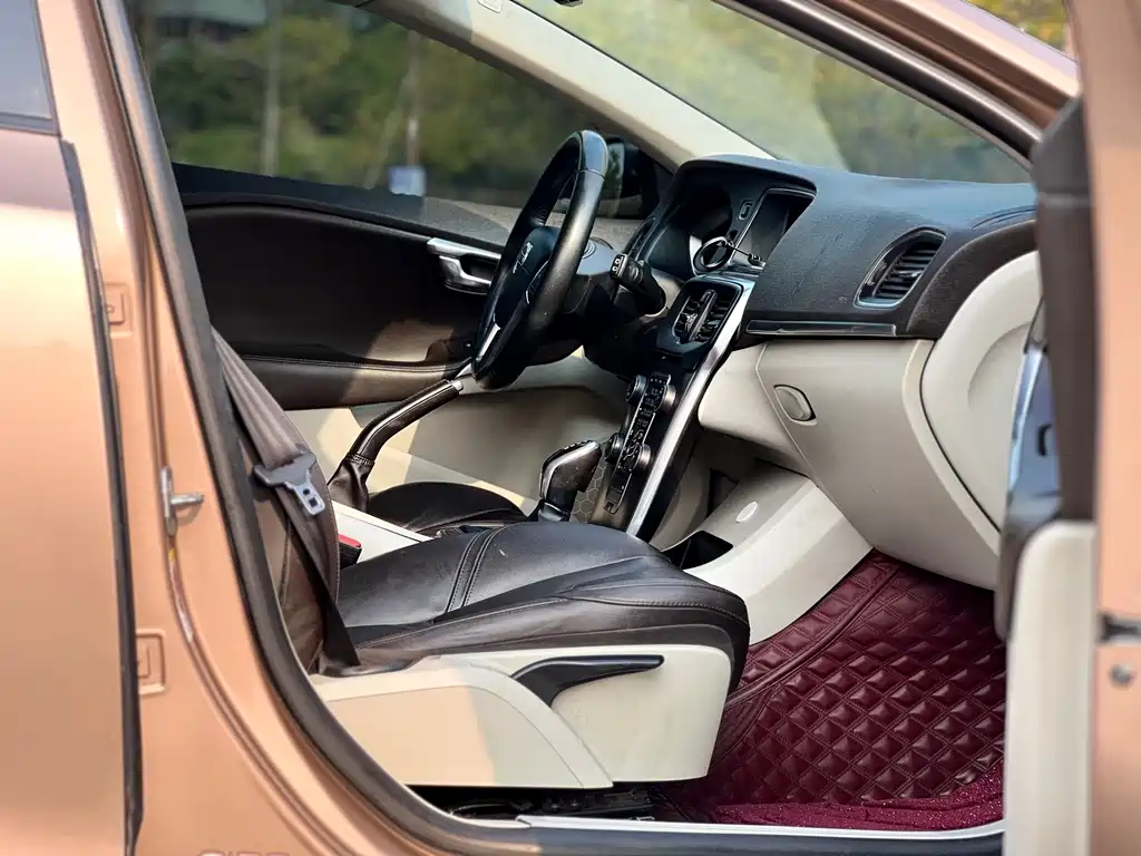 Volvo V40 2016 — фото 16