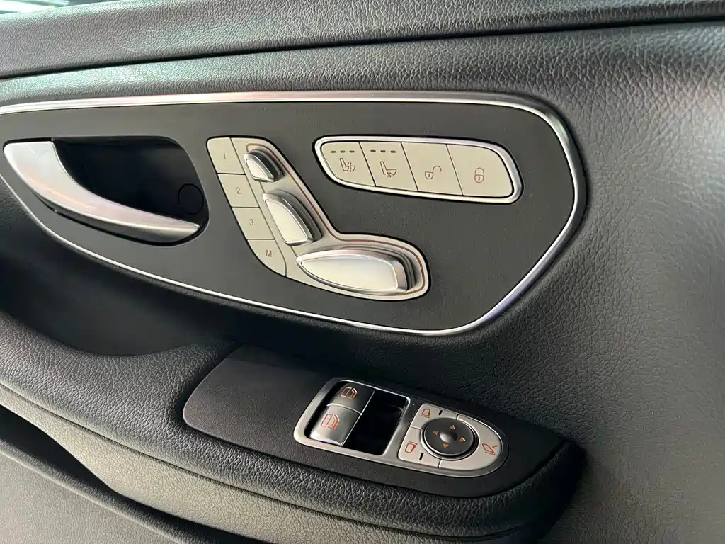 Mercedes-Benz V-Class 2023 — фото 16
