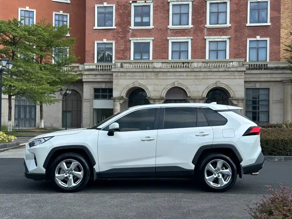 Toyota RAV4 2020 — фото 12