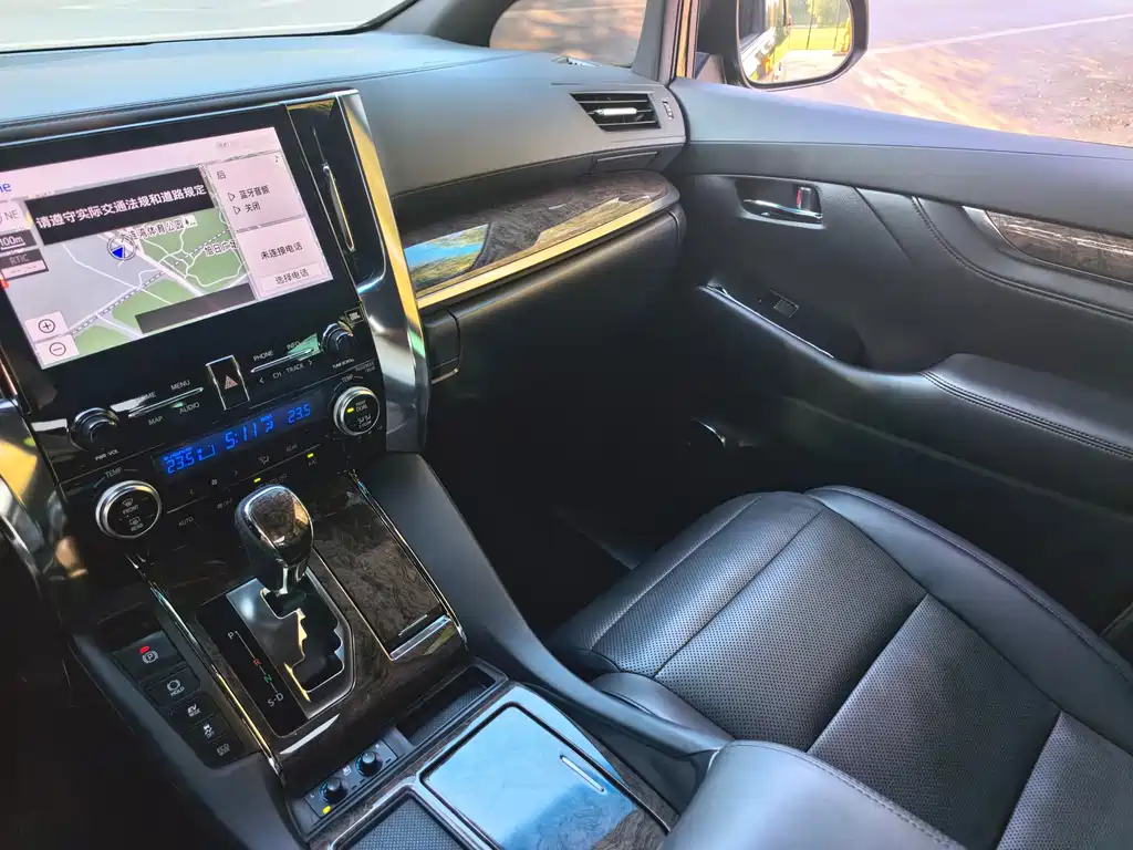 Toyota Alphard 2023 — фото 26