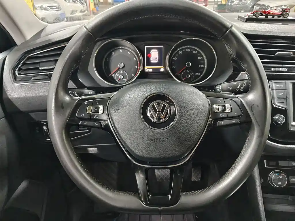 Volkswagen Tiguan L 2017 — фото 12