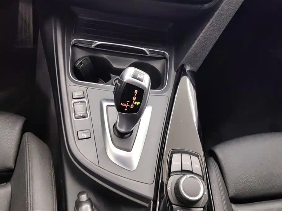 BMW 3 Series 2018 — фото 16