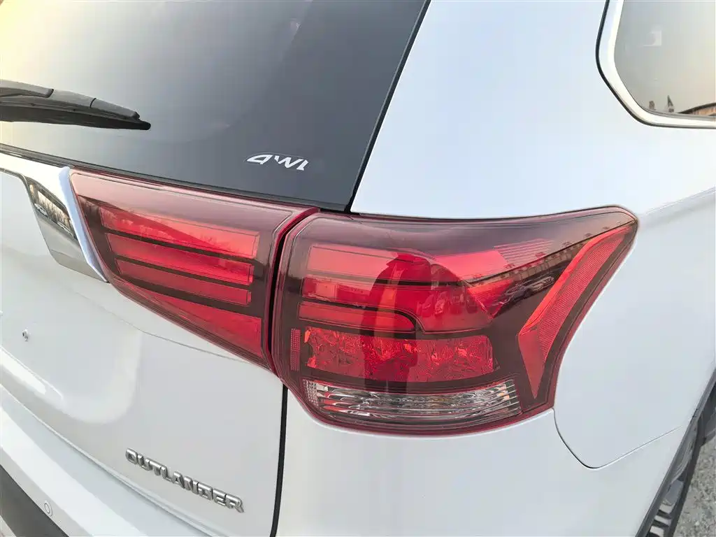 Mitsubishi Outlander 2017 — фото 12
