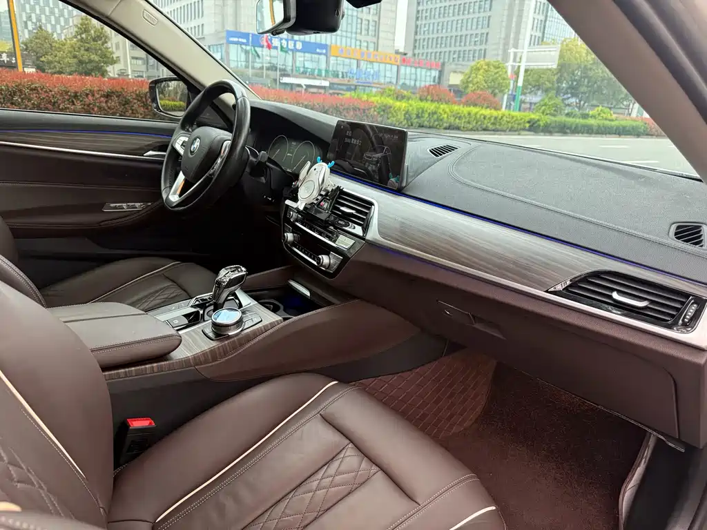 BMW 5 Series New Energy 2019 — фото 12