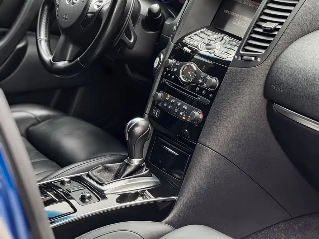 Infiniti QX70 2016 — фото 9