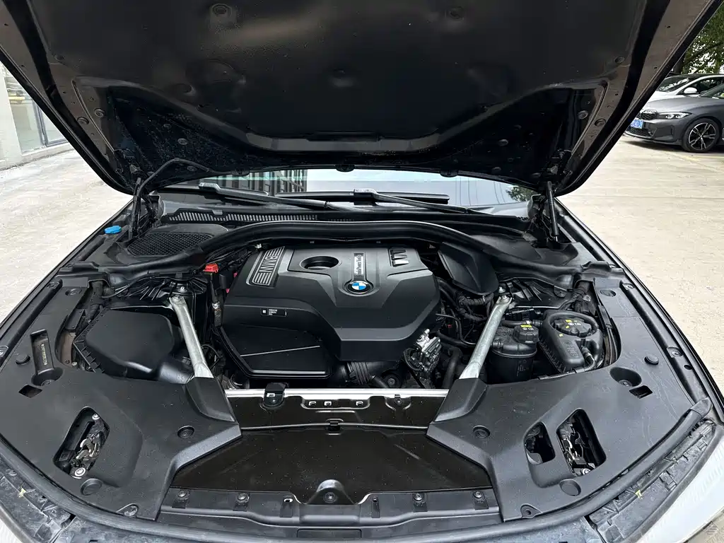 BMW 5 Series 2019 — фото 10