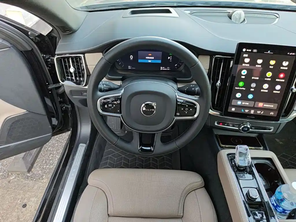 Volvo S90 Plug-In Hybrid 2025 — фото 17