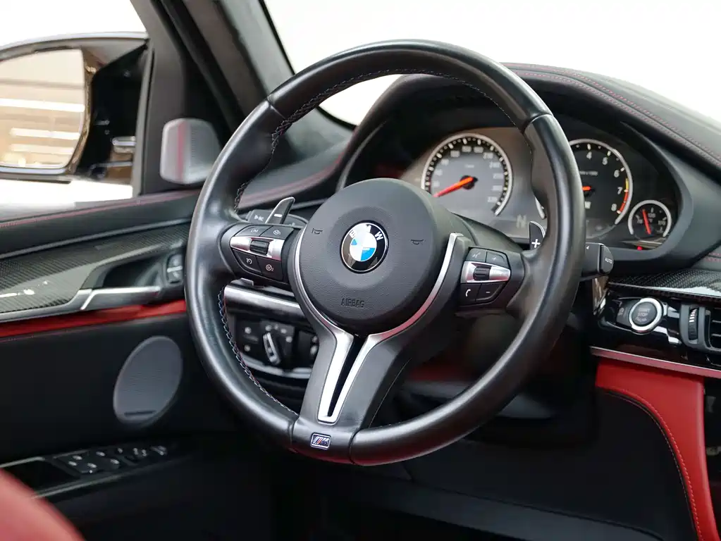 BMW X6 M 2018 — фото 16