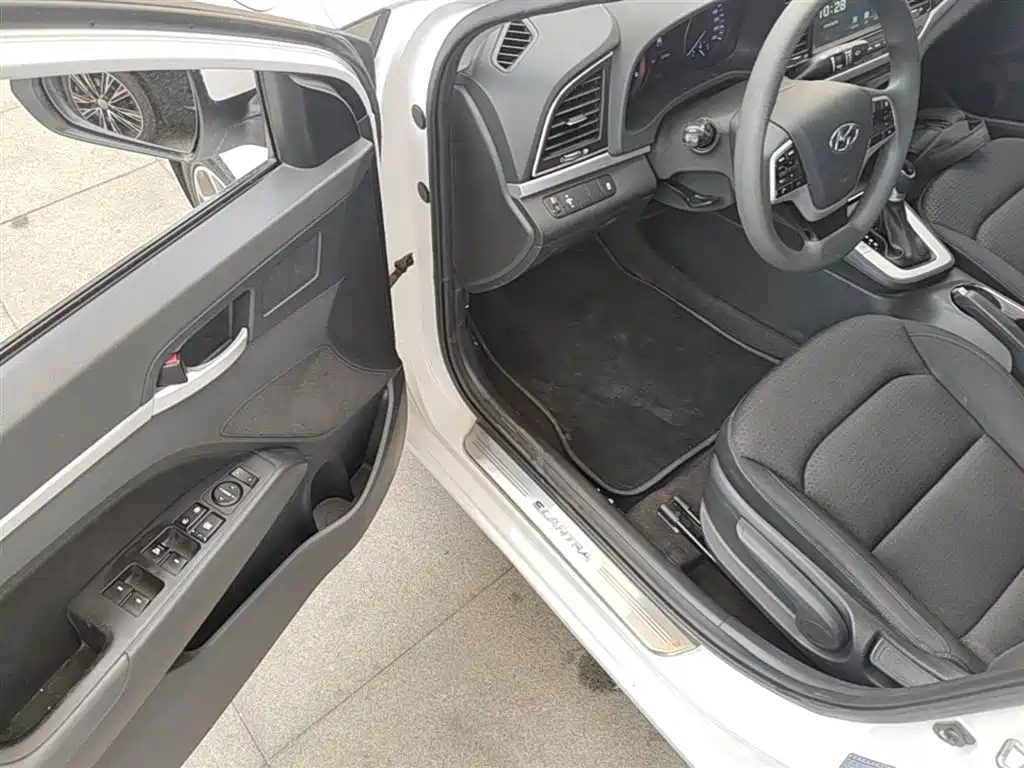 Hyundai Elantra 2016 — фото 16