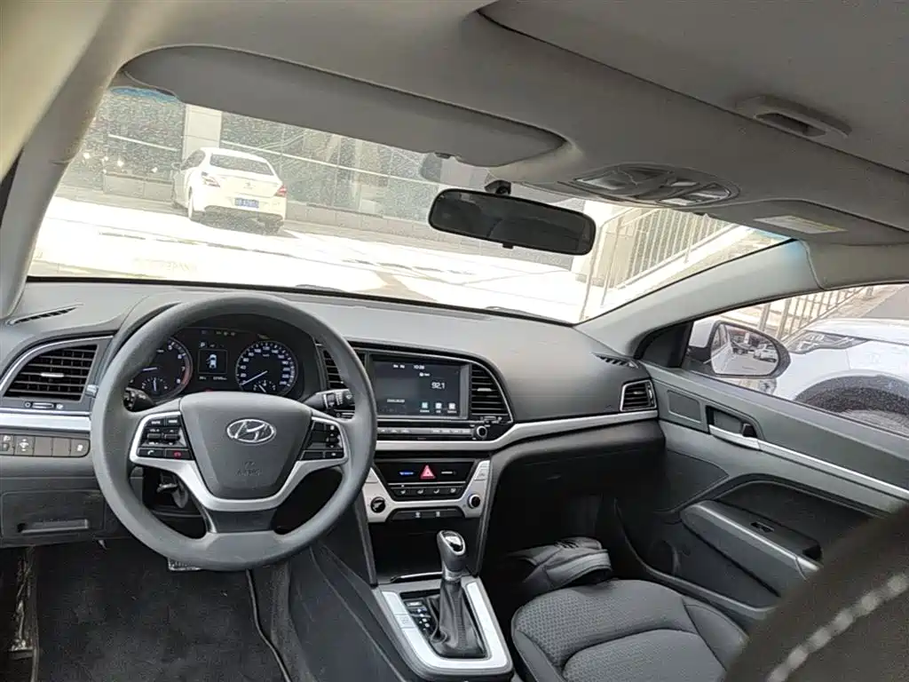 Hyundai Elantra 2016 — фото 10