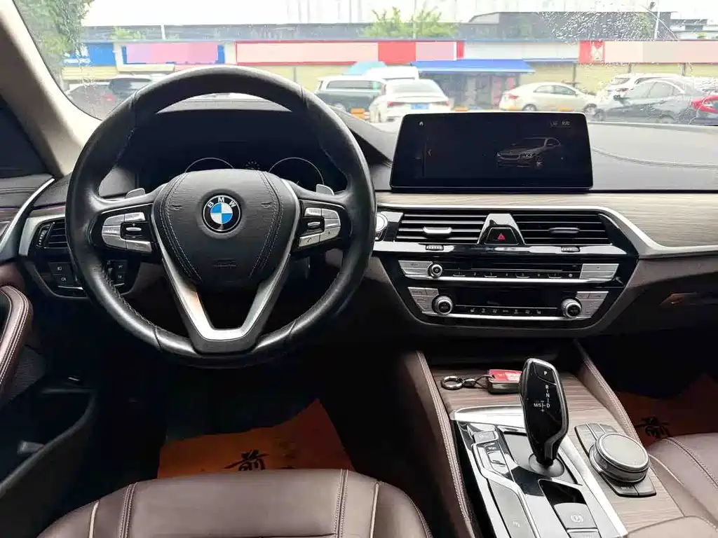 BMW 5 Series 2019 — фото 16