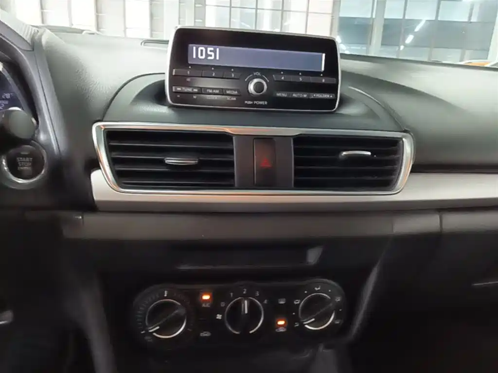 Mazda 3 Axela 2016 — фото 13