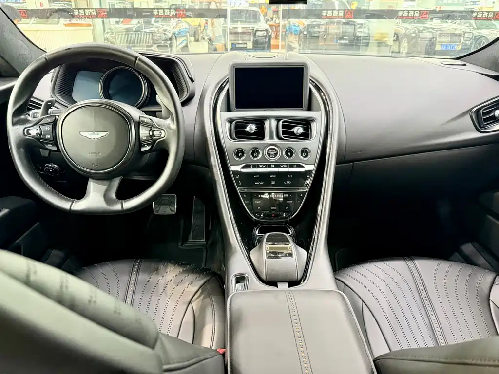 Aston Martin DB11 2017 — фото 11