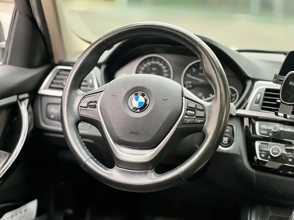BMW 3 Series 2018 — фото 11