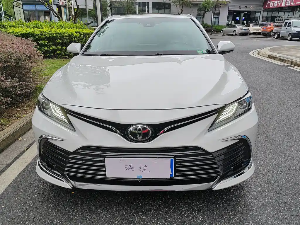 Toyota Camry 2023 — фото 2