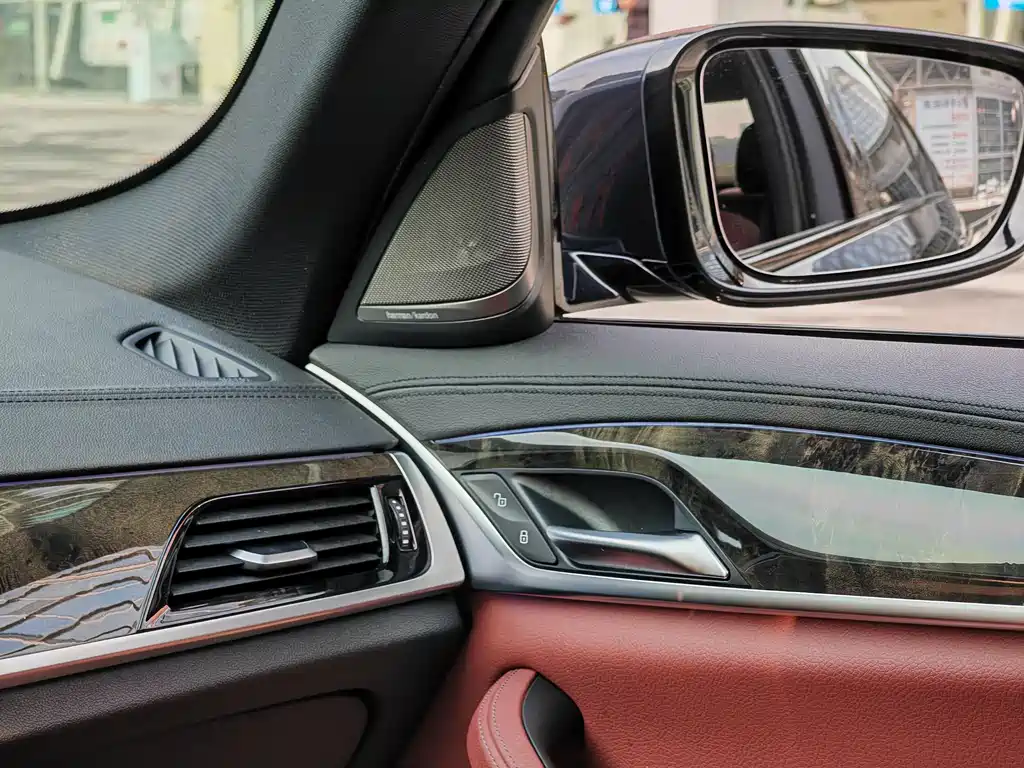 BMW 5 Series 2018 — фото 20