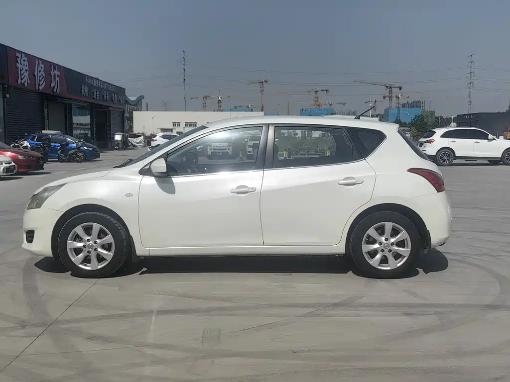 Nissan Tiida 2015 — фото 19