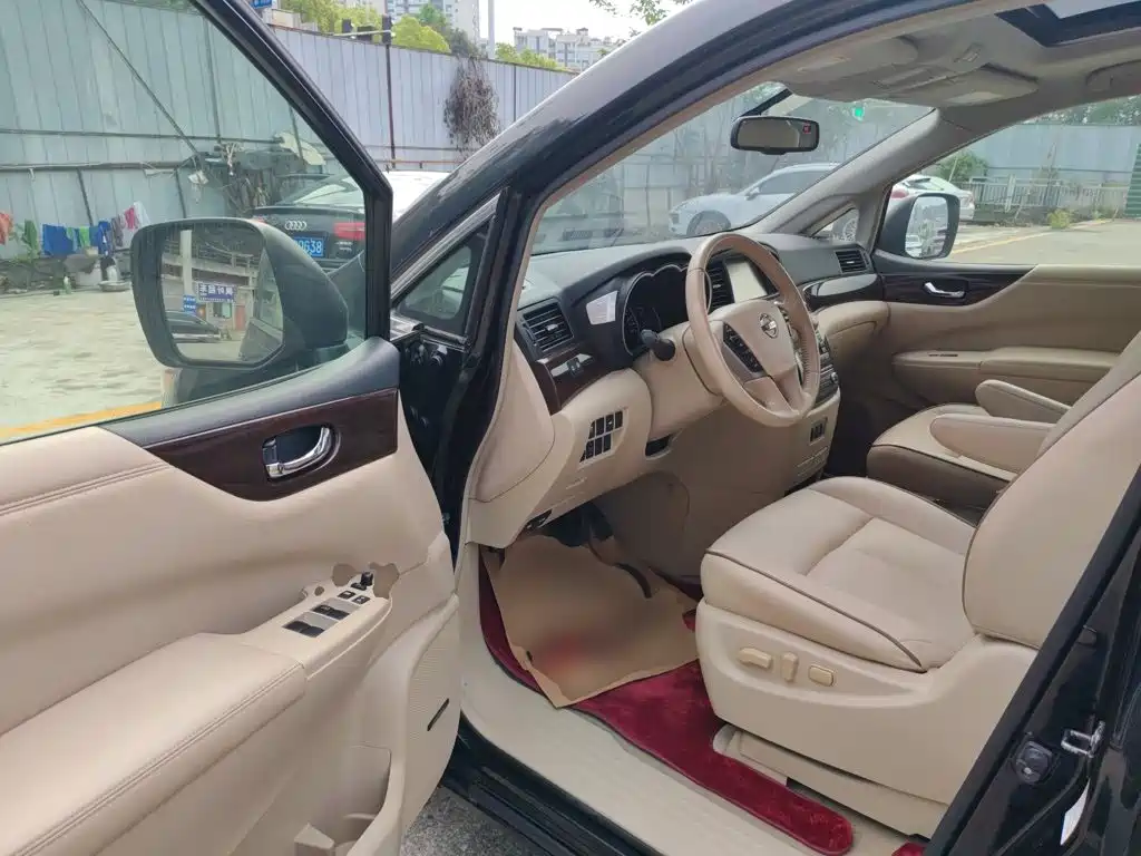 Nissan Quest 2015 — фото 12