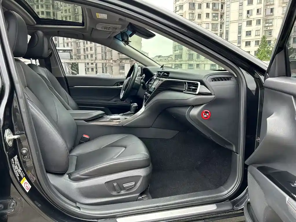 Toyota Camry 2018 — фото 16