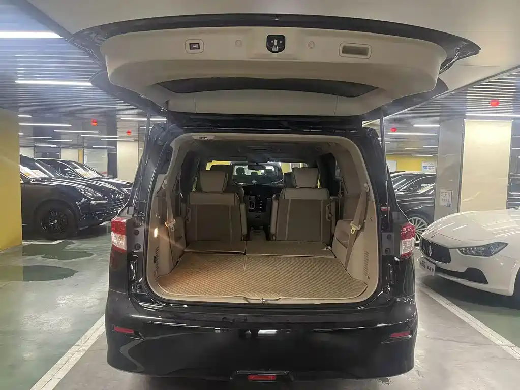 Nissan Quest 2017 — фото 12