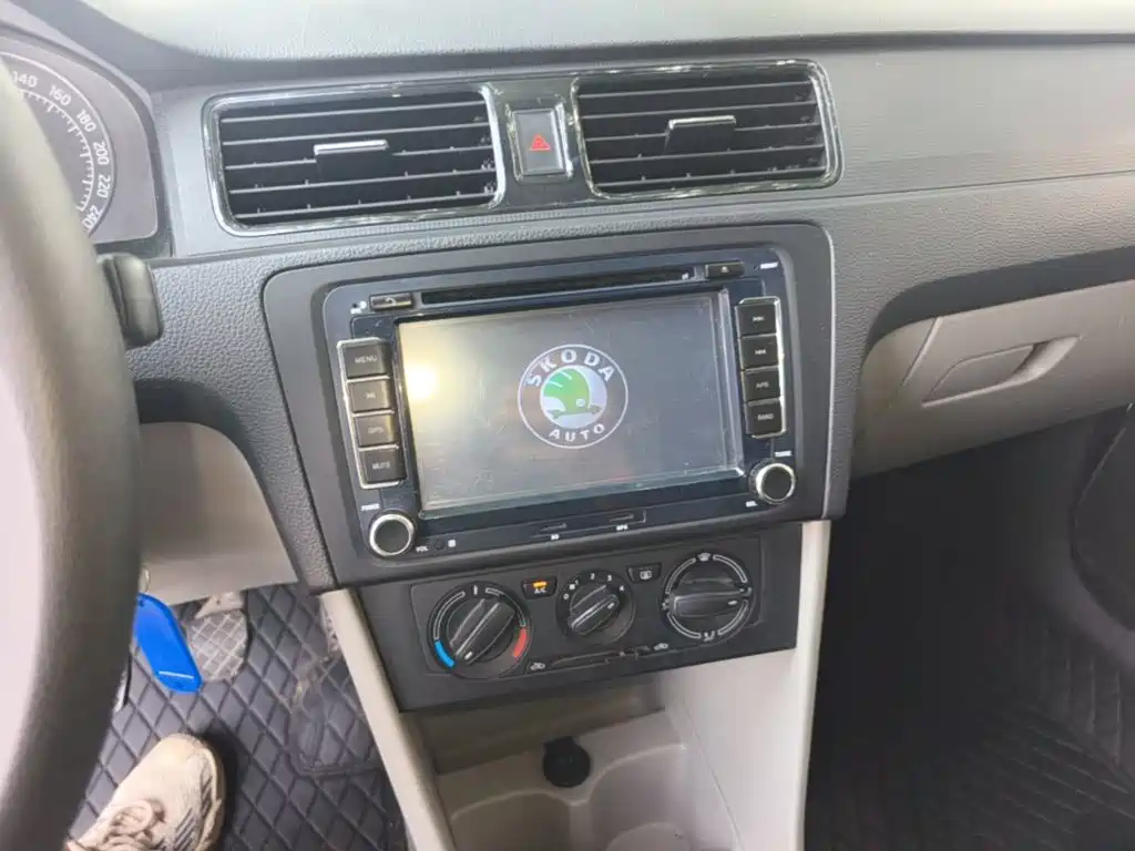 Skoda Rapid 2015 — фото 13