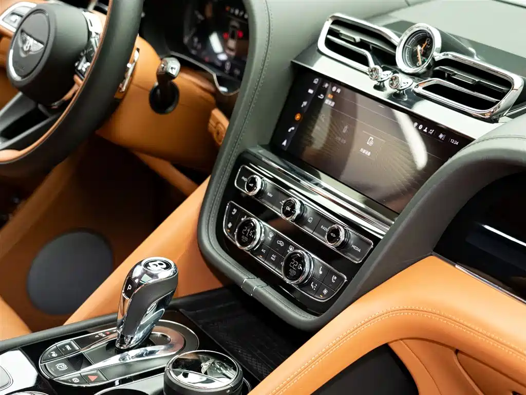 Bentley Bentayga 2023 — фото 17