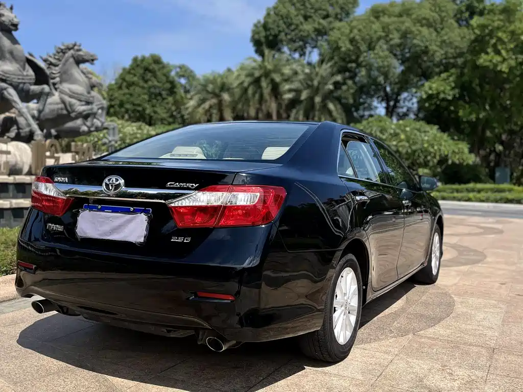 Toyota Camry 2014 — фото 7