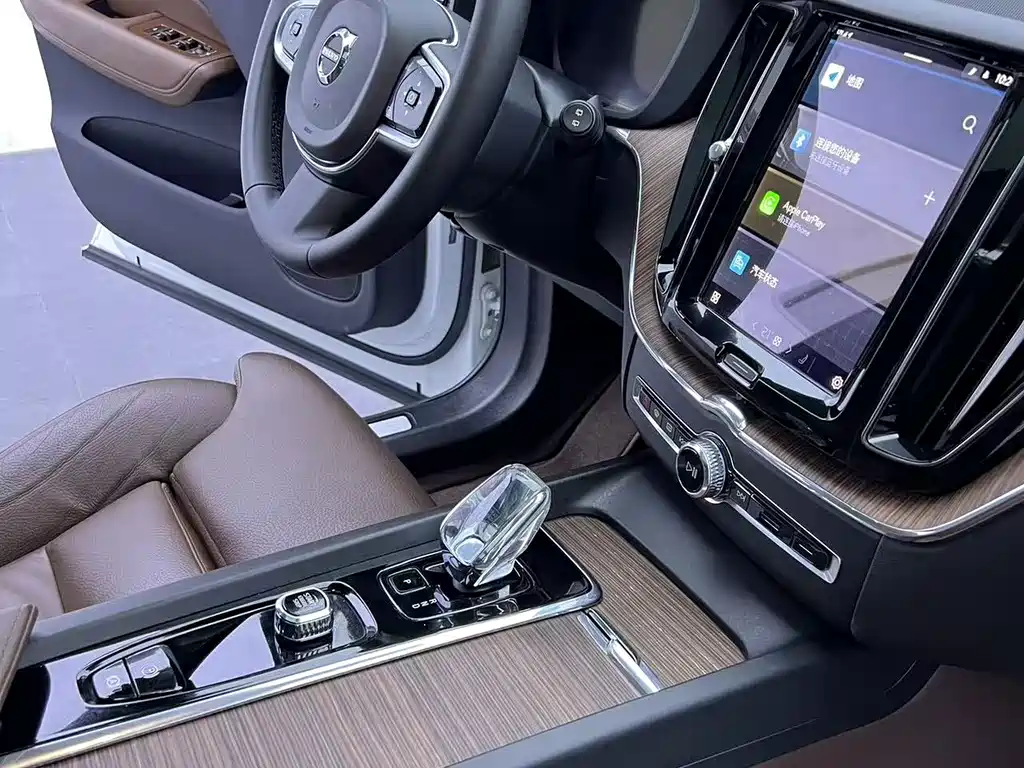 Volvo XC60 2023 — фото 9