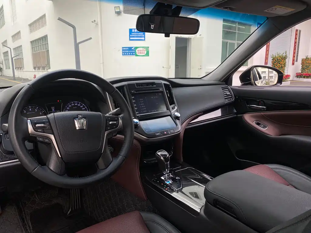 Toyota Crown 2018 — фото 15