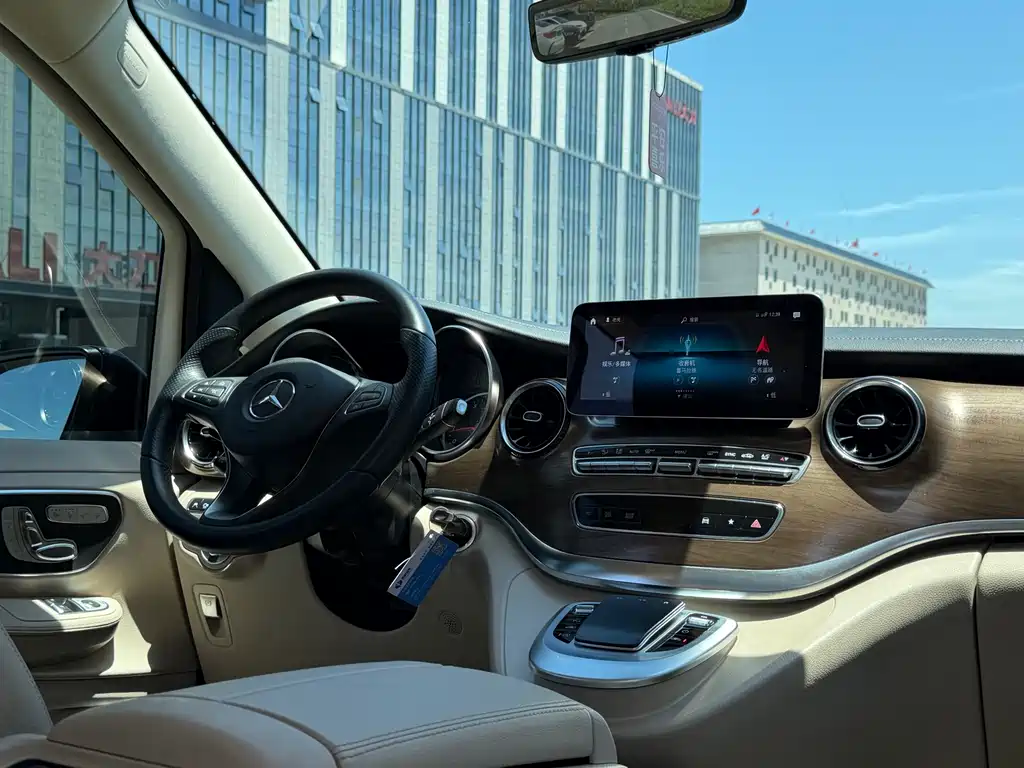 Mercedes-Benz V-Class 2022 — фото 15