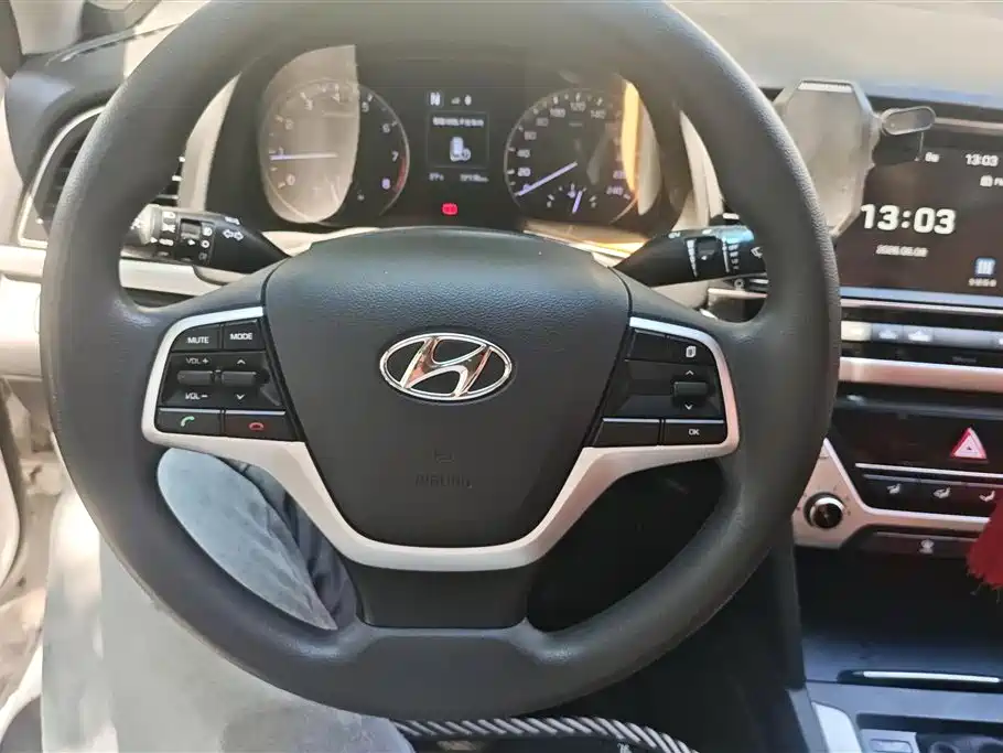 Hyundai Elantra 2016 — фото 15