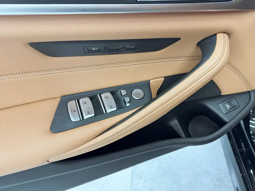 BMW 5 Series 2023 — фото 16