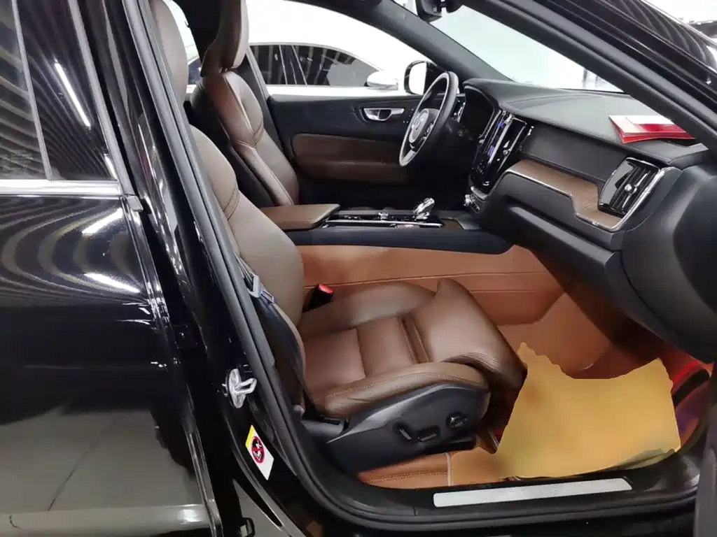 Volvo XC60 2023 — фото 25