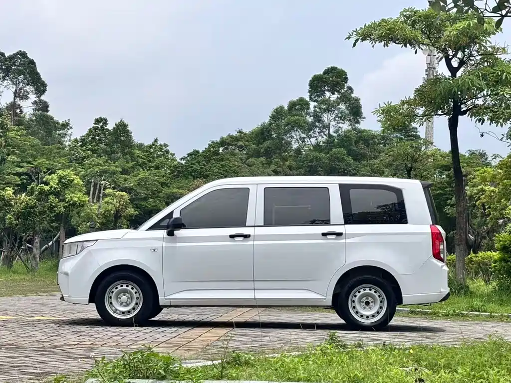 Wuling Hongguang PLUS 2022 — фото 7