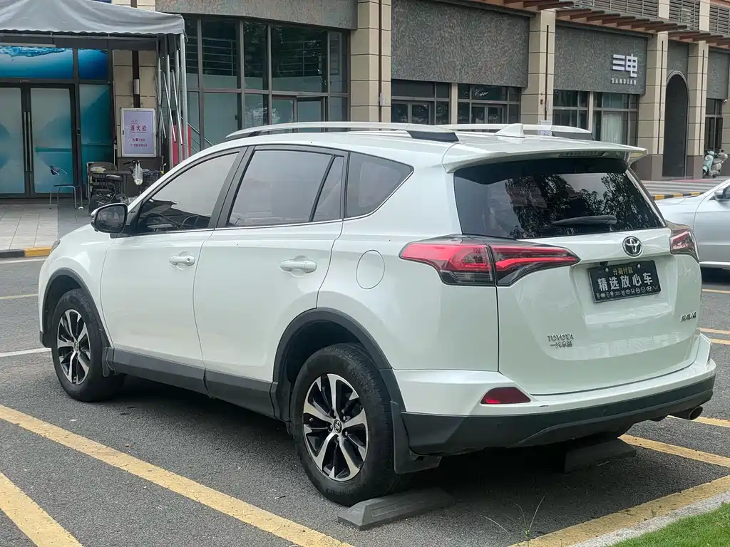 Toyota RAV4 2017 — фото 7