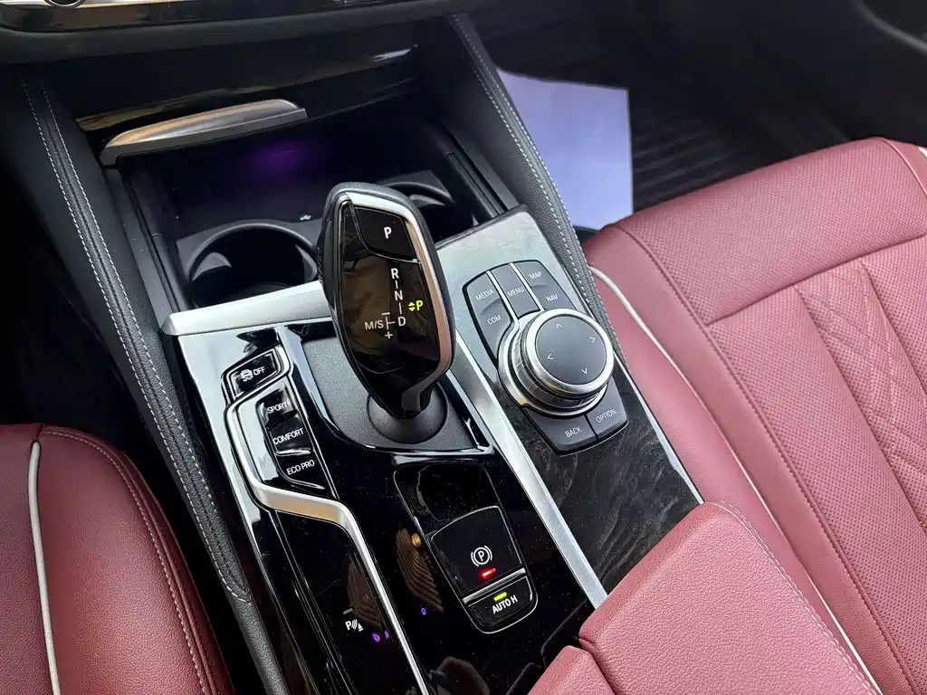 BMW 5 Series 2020 — фото 10