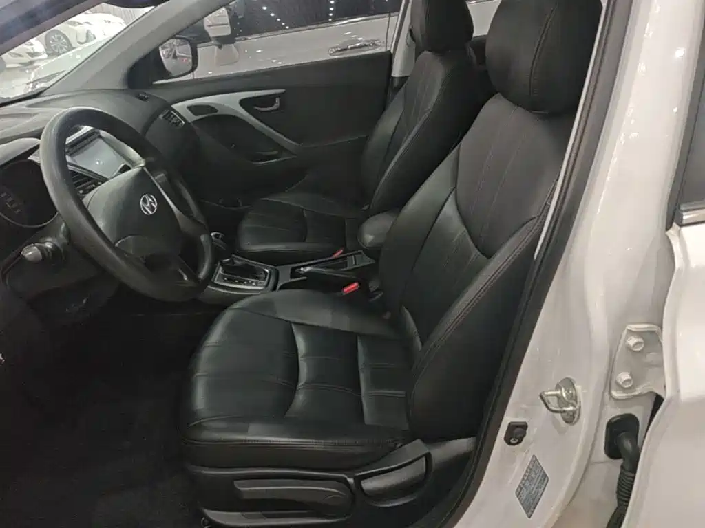 Hyundai Elantra 2016 — фото 15