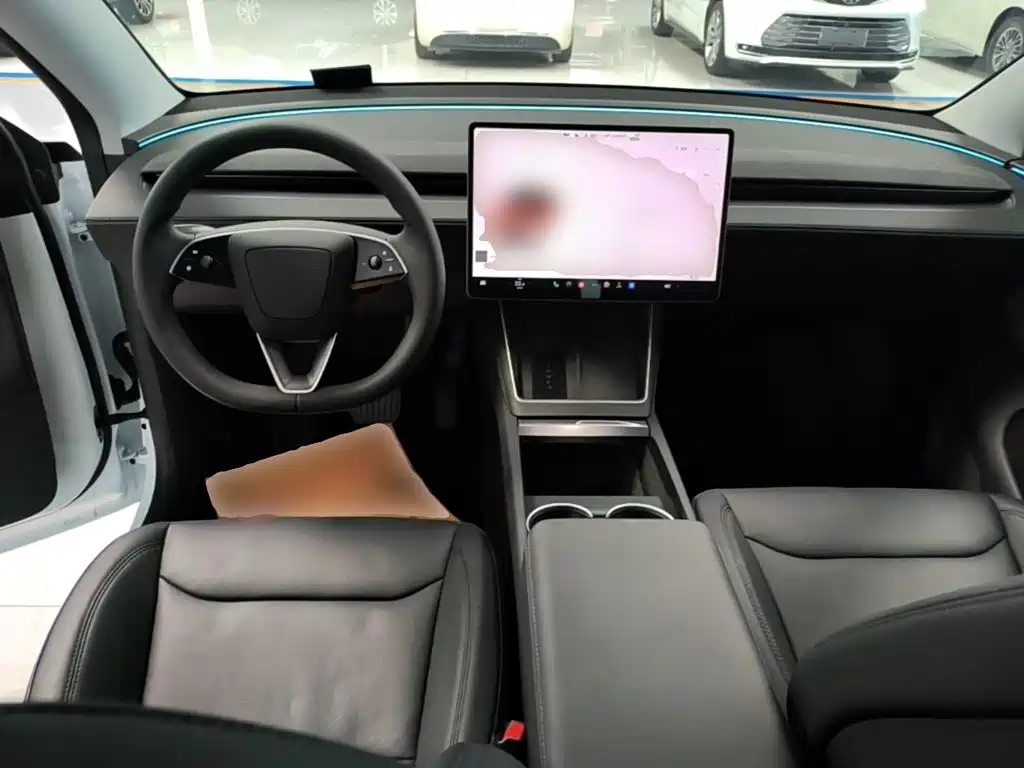 Tesla Model Y 2025 — фото 10