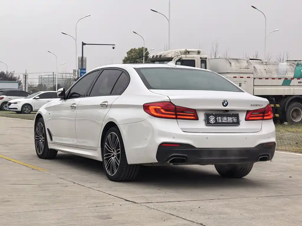 BMW 5 Series 2018 — фото 12