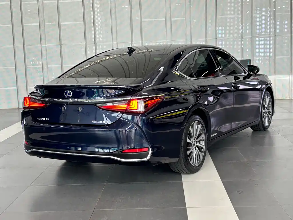 Lexus ES 2021