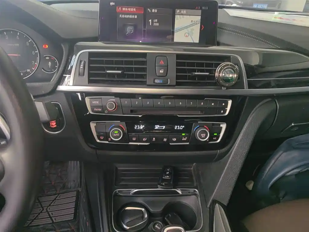 BMW 3 Series 2018 — фото 13