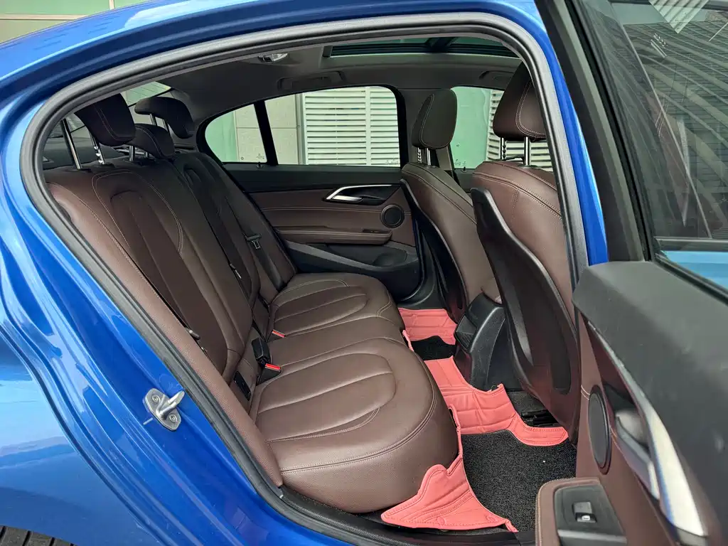 BMW 1 Series 2019 — фото 20