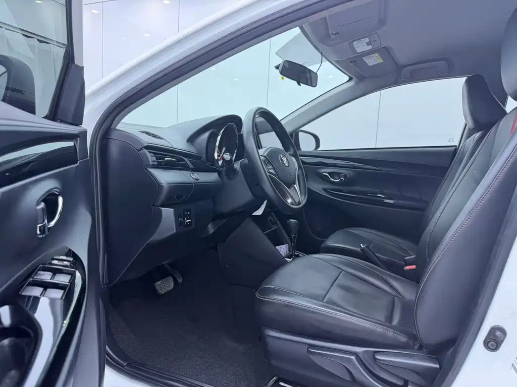 Toyota Yaris L 2022 — фото 10