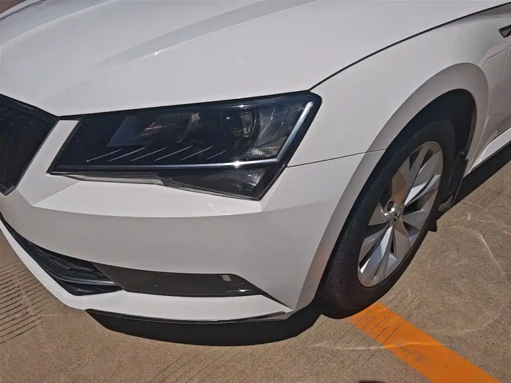 Skoda Superb 2017 — фото 24