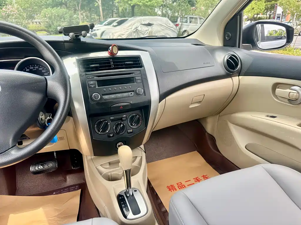 Nissan Livina 2018 — фото 12