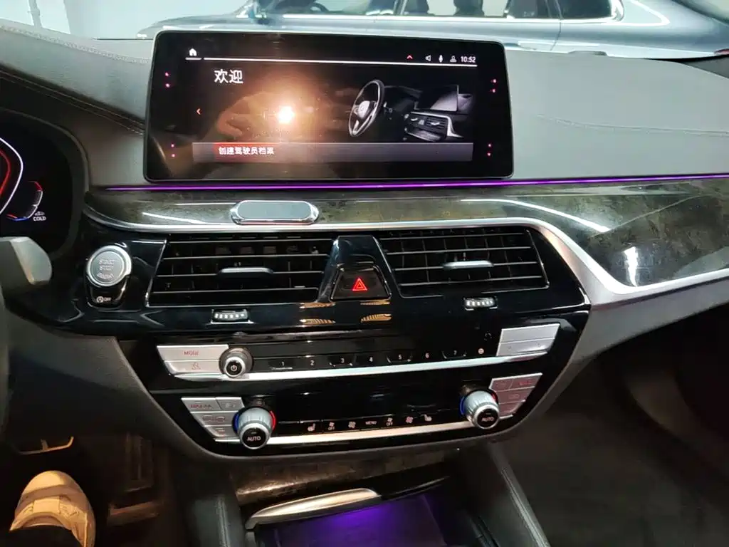 BMW 5 Series 2019 — фото 13