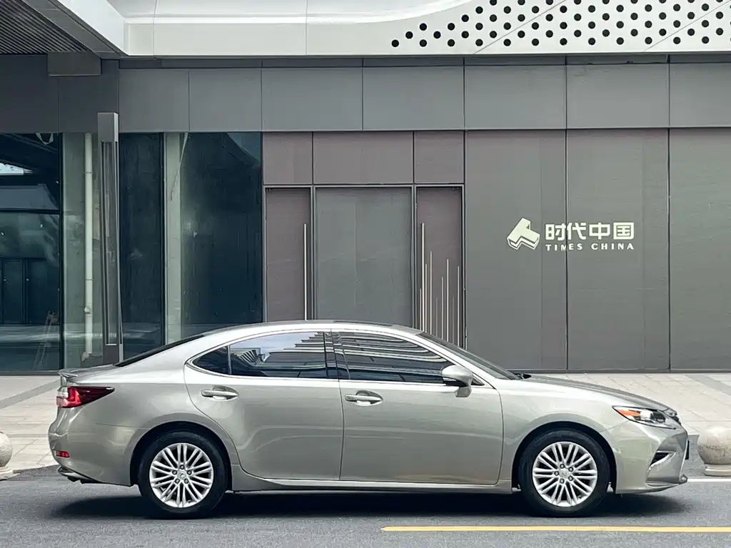 Lexus ES 2018 — фото 10