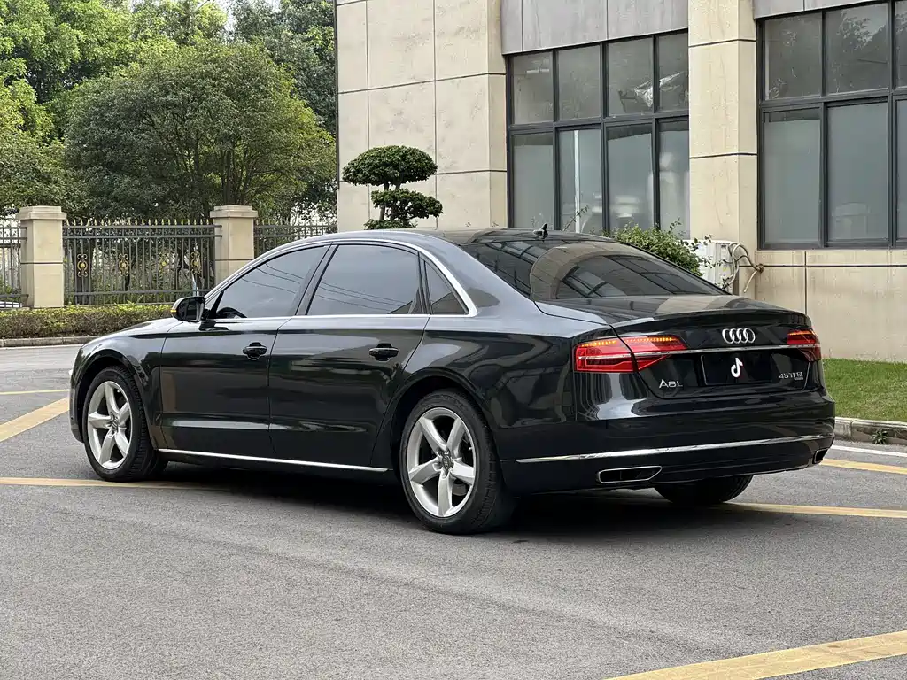 Audi A8 2015 — фото 24