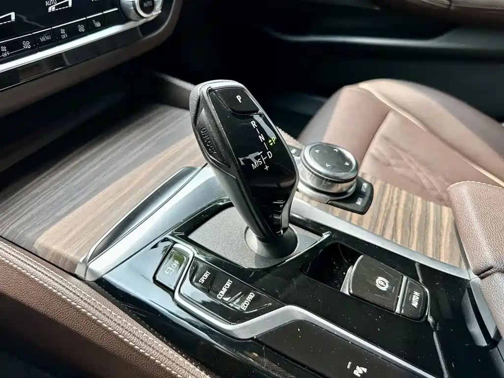 BMW 5 Series 2022 — фото 11