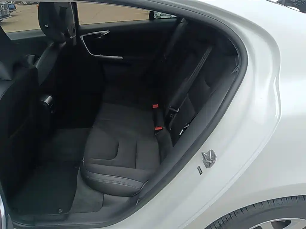 Volvo S60 2015 — фото 17